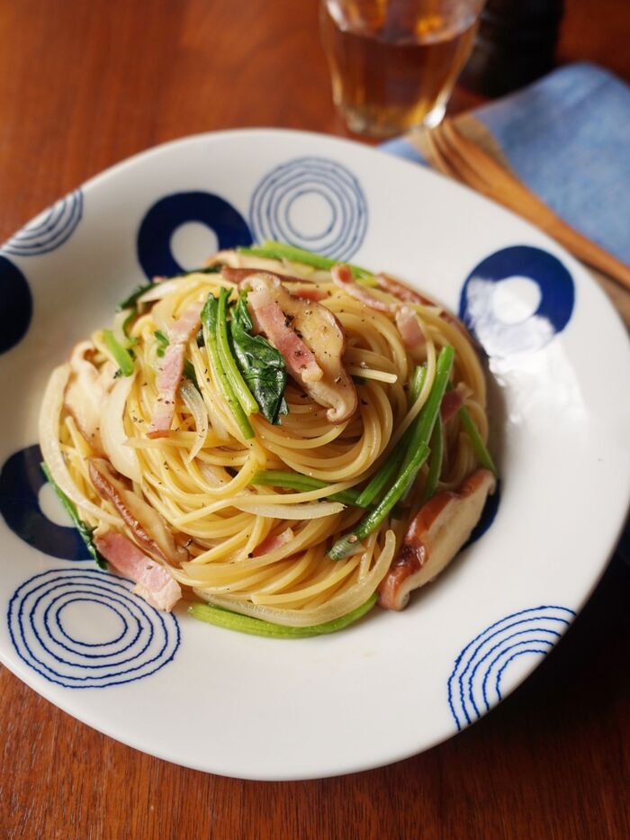 旨味たっぷり♡しいたけとほうれん草のめんつゆバターパスタ