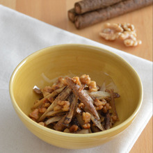 ごぼうのくるみ味噌和え。ごま油で炒めて♪作り置きやお弁当にも。