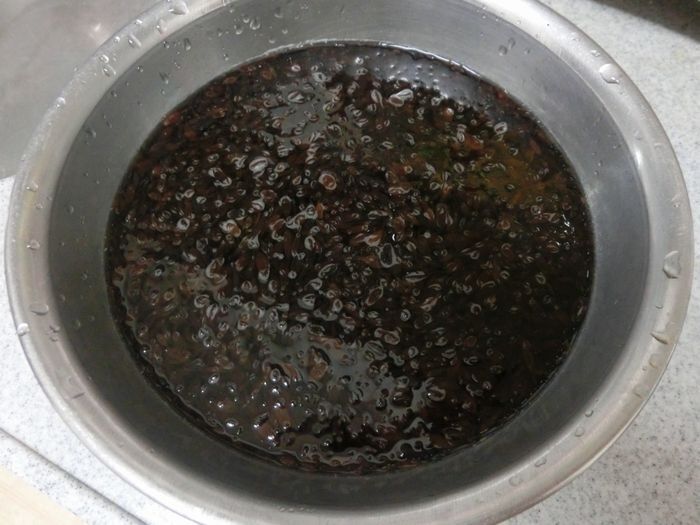 1.ぬるま湯に砂糖と乾燥ひじきを入れる
