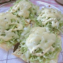 下から焼くとクリスピー♪ 千切りキャベツの油揚げピザ