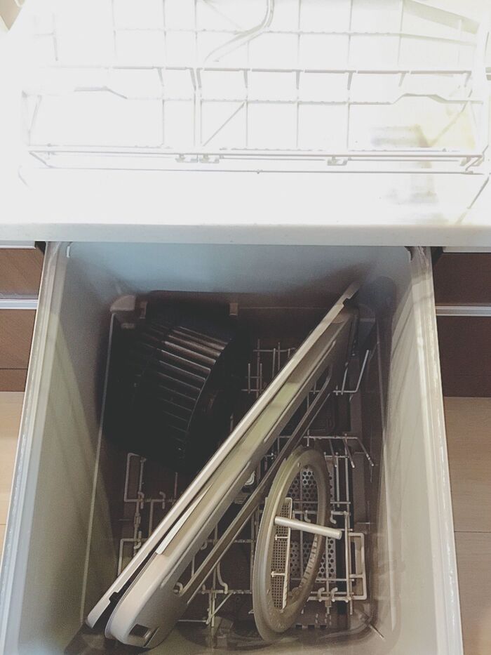 食洗機に入るだけの換気扇部品を入れます。