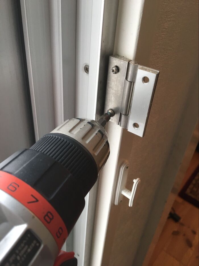 ドライバーをネジ穴に設置。