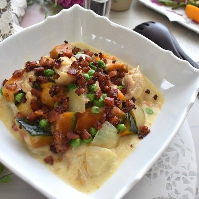 カリカリベーコンがポイント!カボチャと鶏肉のクリーム煮