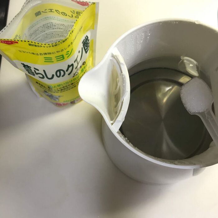 ②材料（クエン酸 or お酢 or レモン汁）を入れる