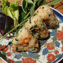 MUTTI / MUTTI のご馳走おにぎり パート8 炙りサーモンとアヴォカド、塩昆布