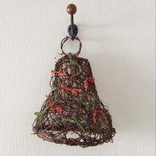 赤×緑の2色だけで!シンプルなリボン結びのウォールデコレーション♪