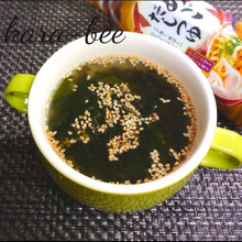 忙しい朝にレンジで簡単♪焼きあごだしつゆで絶品わかめスープ