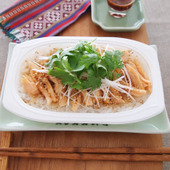 トレーのままで簡単!パックごはんレシピ「サラダチキンのよだれ鶏めし」