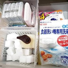 シンクから一歩も動かず掃除道具やストックを取れる収納