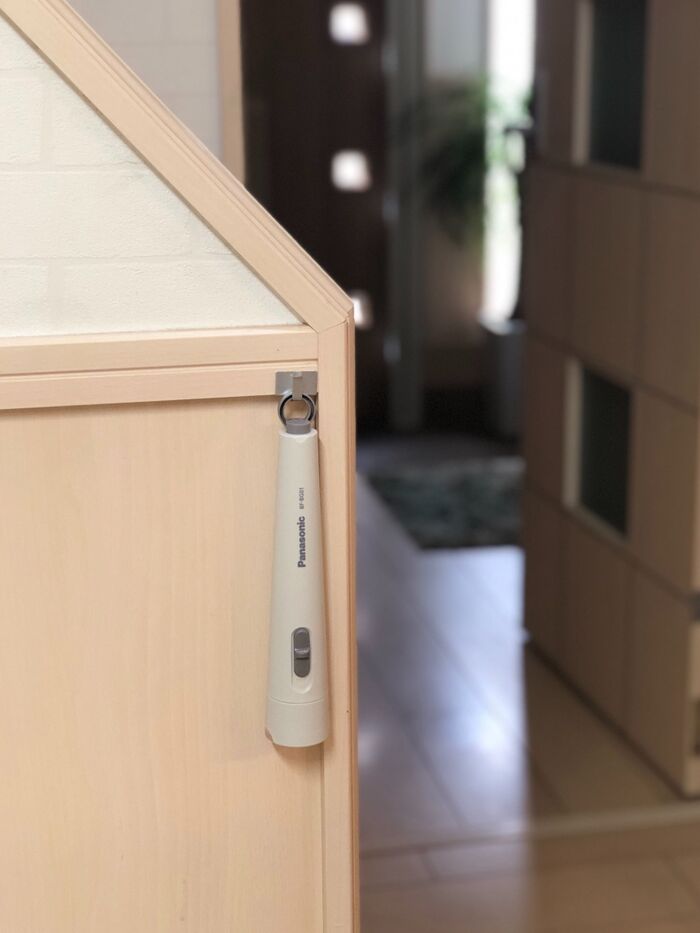 いざとゆう時はどこに置く?動線的に階段下!停電用ライト、簡単設置!
