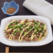 トレーのままで簡単!パックごはんレシピ「さば缶マヨごはん」