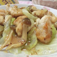 粒々がアクセント♪ 鶏むねとレタスときのこのハニーマスタード炒め