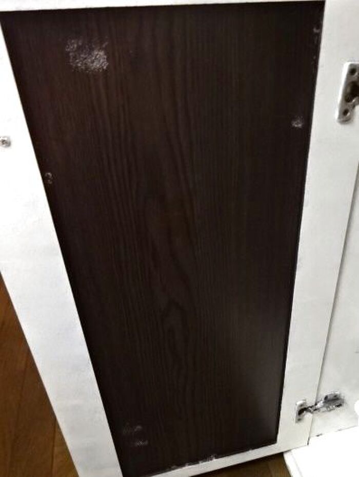 扉内側の面は枠部分を同じようにペイントします。