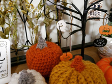 100均毛糸で編む!ハロウィンには欠かせないカボチャをハンドメイド