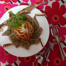 アヒージョなパスタ、グラハム粉をまとった秋刀魚を添えて・・・・