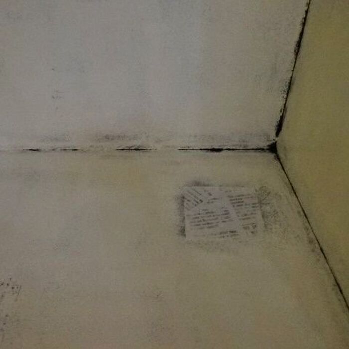 角の方は下地のこげ茶部分を残し古びた感を出しています。