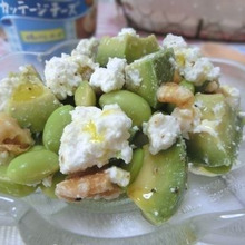 混ぜるだけ美容おつまみ♪ アボカドとくるみとカッテージチーズのサラダ