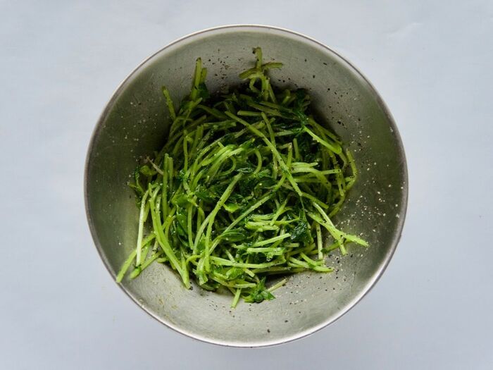 3 豆苗を加熱して味付けします。