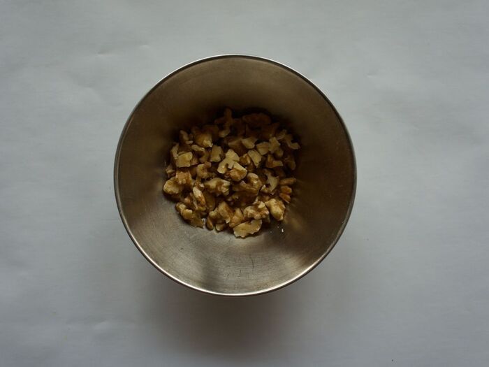 2 クルミを刻みます。