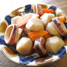 旬の里芋を美味しくいただく♡調味料1本で味決まる!旬の里芋と柔らかいかの煮物♪