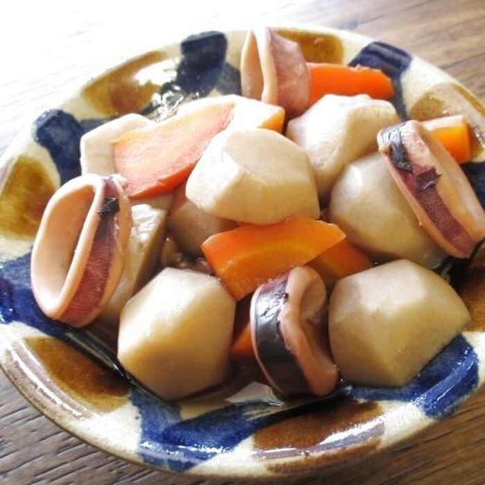 旬の里芋を美味しくいただく♡調味料1本で味決まる!旬の里芋と柔らかいかの煮物♪