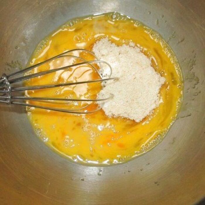 ステップ1：ボウルに卵と砂糖を混ぜる