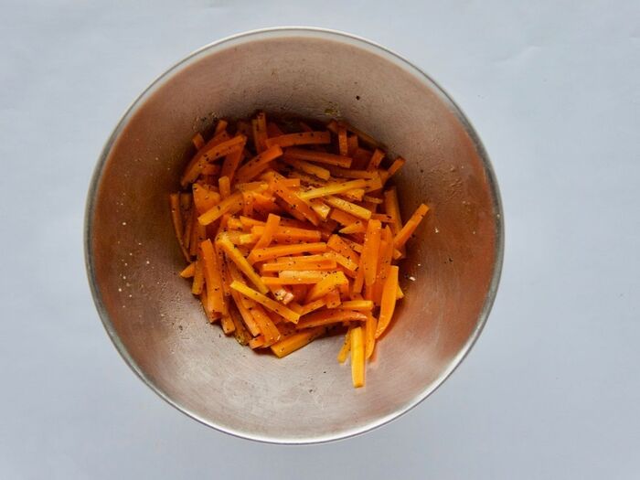 1 人参を加熱して味付けします。