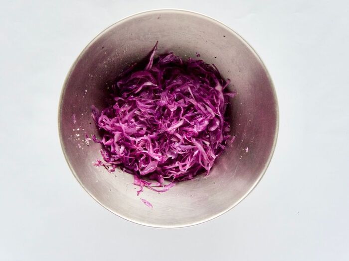 2 紫キャベツを加熱し味付けします。