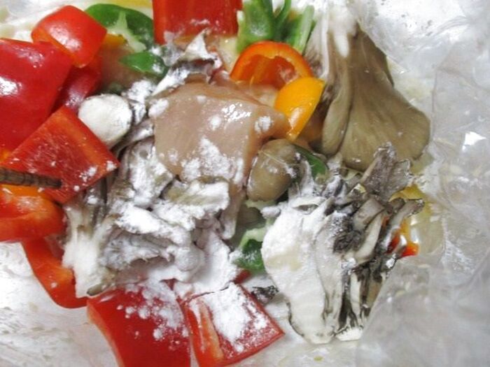 ステップ2:前日に下準備しておいた鶏肉と野菜を揚げる