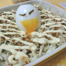 とろ~り黄身もソースに♪ 千切りキャベツのお好み焼き風サラダ