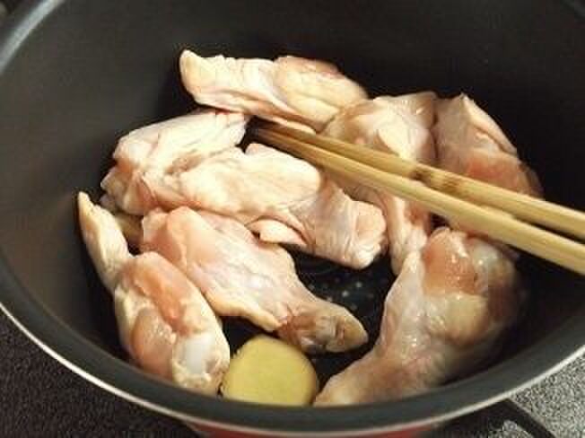 手羽元に焼き目を付けてから・・・