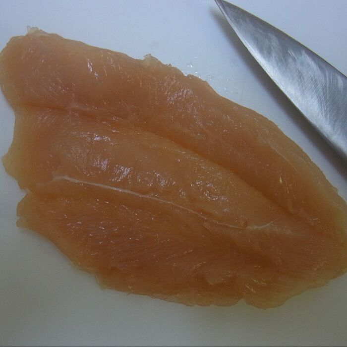 ササミを茹でます。
