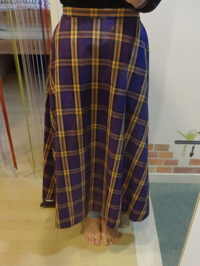 大人用ロングスカートを1枚用意します。