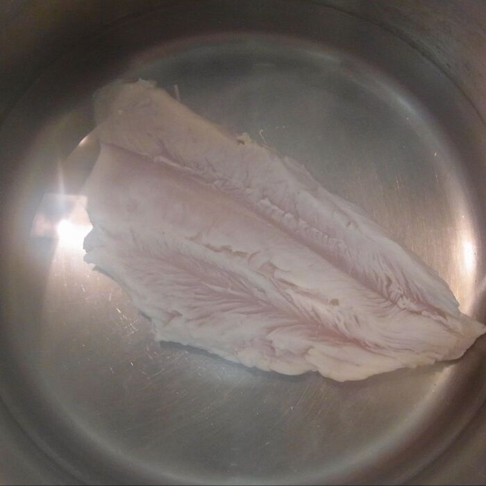 ササミを茹でます。
