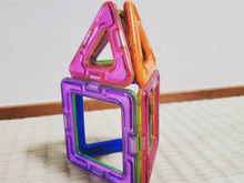 マグフォーマーを壁にはって遊ばせる