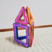 マグフォーマーを壁にはって遊ばせる