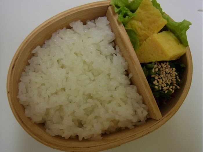お弁当箱に詰めていきます。