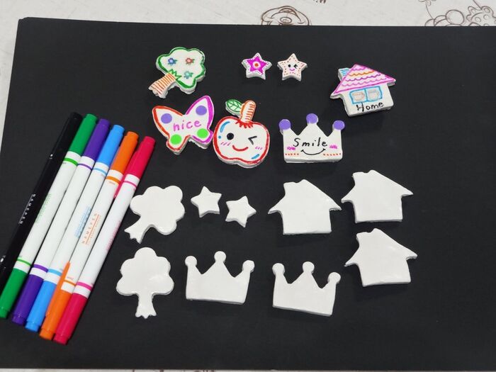 ニスが乾いたら、油性ペンで自由にデザインしましょう🎨🖋