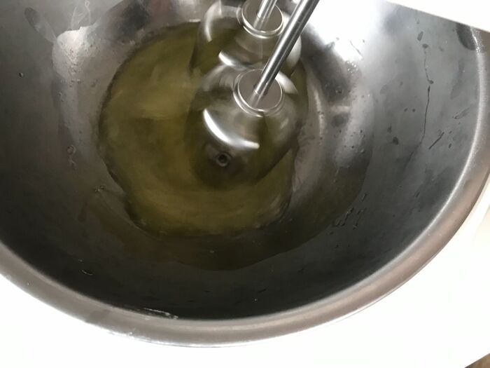 ⑧冷やしておいた卵白に砂糖を少しずつ入れよく泡立てる