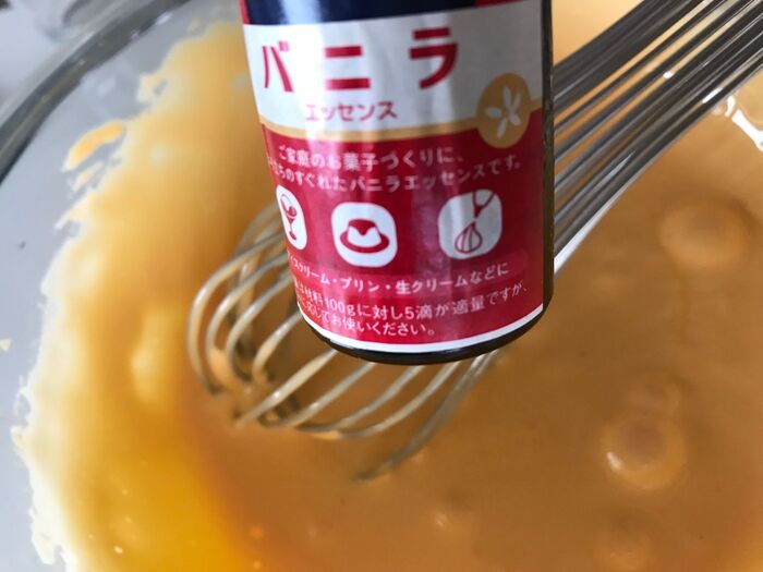 ③バニラエッセンスを入れよく混ぜる