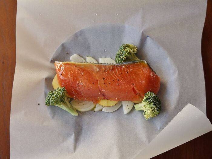 秋鮭をのせてオリーブオイルを掛けます。