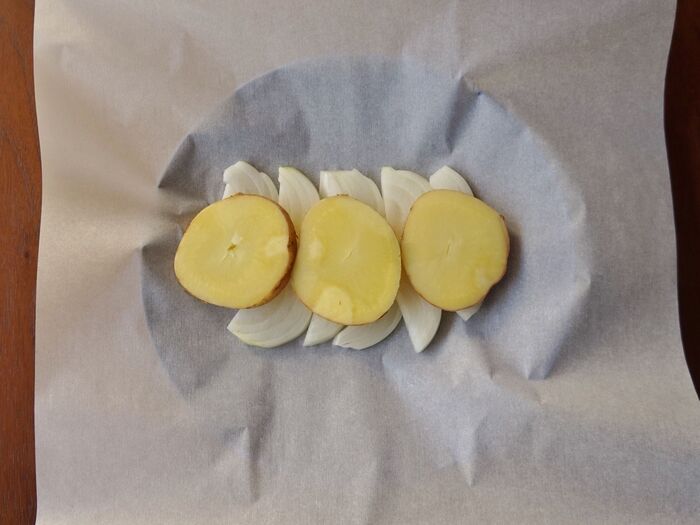 クッキングシートに野菜を並べます。