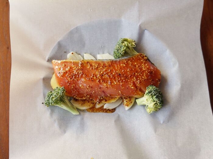 秋鮭にソースを掛けます。