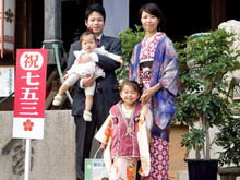 七五三写真はどう撮る?家族の記念写真はやっぱり鳥居や境内の前が最適!