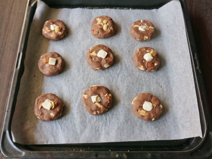 成形して焼きます。