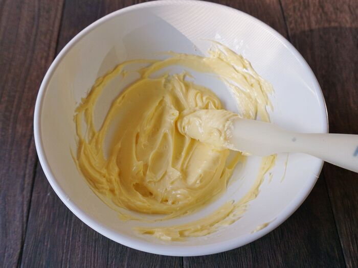 バターをクリーム状にします。
