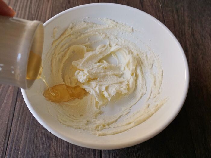 バターに砂糖、はちみつを加えます。