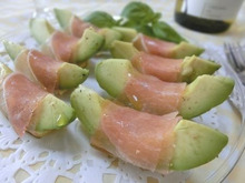 切って巻いて振りかけるだけ☆ 生ハムアボカド