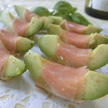 切って巻いて振りかけるだけ☆ 生ハムアボカド