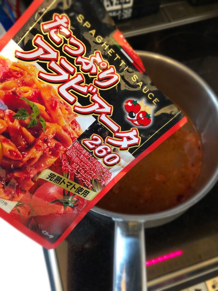 鍋に移して市販のパスタソースを入れる